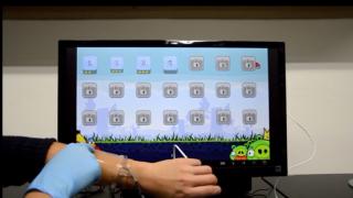 Oamenii de ştiinţă lucrează la un panou touch moale şi uşor de întins, cu aplicații in gamingul pe mobil