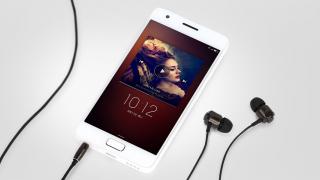 Pentru doar 1.190 lei puteți cumpăra astăzi smartphone-ul Lenovo ZUK Z2; el vine cu 4 GB RAM, procesor SD820 și display FHD de 5 inch
