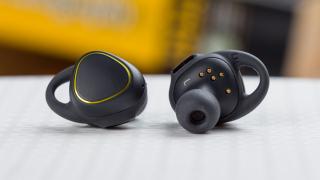 Căstile Samsung Gear IconX şi brăţara Samsung Charm disponibile acum în România, primesc şi preţuri la eMAG.ro