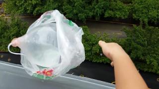 Teste sau şotii de vacanţă? Telefonul Ulefone Metal e aruncat de la 30 de metri înălţime într-un balon plin cu apă; Iată rezultatul! (Video)