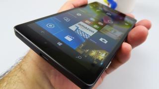 Microsoft Lumia 950 XL: Baterie modestă, încărcabilă wireless totuşi