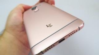 LeEco Le Max 2: Design metalic elegant, dar masiv