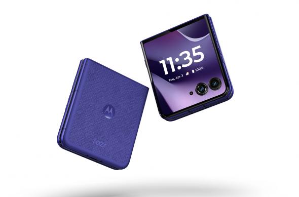 Motorola razr 70 Ultra - Fotografii: MOTOROLA RAZR 70 ULTRA_BASICPACK_ORIENT BLUE_DYN FOLDABLE 3.jpg