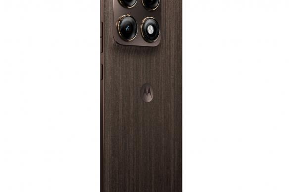 Motorola edge 70 Pro - Fotografii: 2026_edge 70 pro_CHICORY COFFEE_DYN BACKSIDE RIGHT.jpg