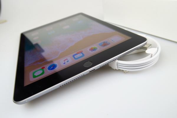 Apple iPad 9.7 (2018) - Unboxing
