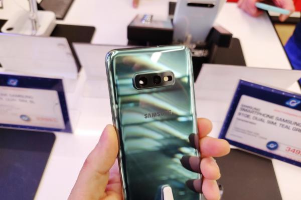 Fotografii hands-on cu Samsung Galaxy S10e