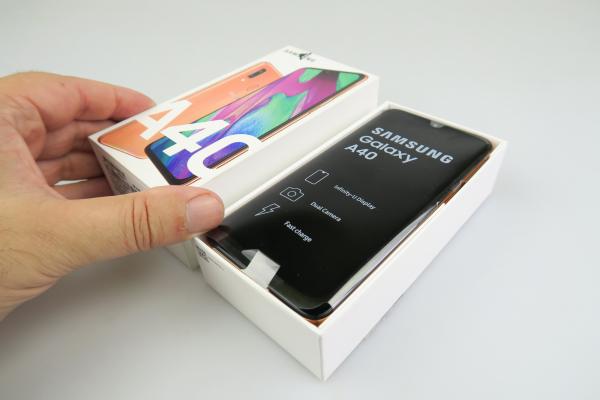 Samsung Galaxy A40 - Unboxing