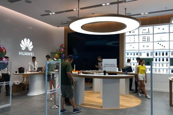 Inaugurare Huawei Store în România