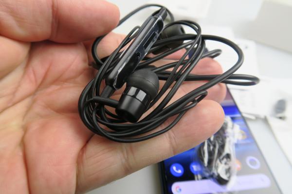 Putere volum Sony Xperia 5 și căștile din cutie