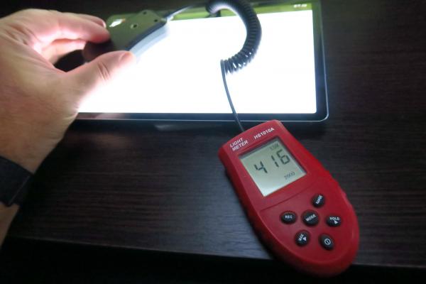 Luminozitate display Samsung Galaxy Tab S6 și ecran văzut la microscop