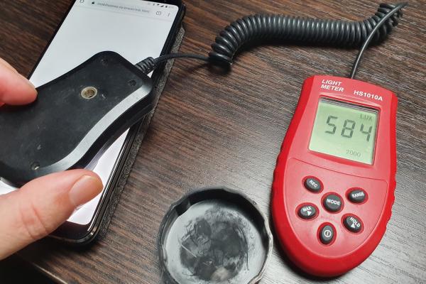 Luminozitate display ASUS ROG Phone II și ecranul văzut la microscop