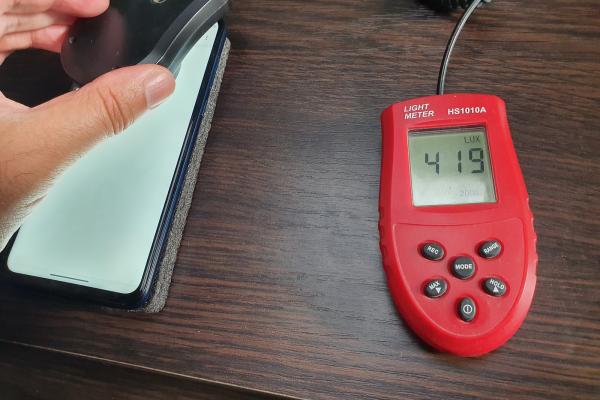 Luminozitate display Motorola Moto G8 Power și ecranul văzut la microscop