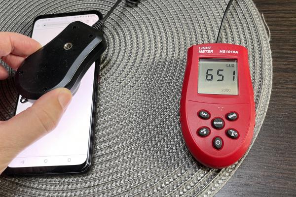 Luminozitate display ROG Phone 5 Pro și ecranul văzut la microscop