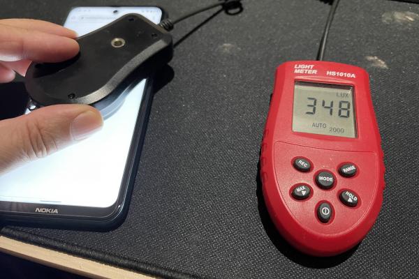 Luminozitate display Nokia X20 5G și ecranul văzut la microscop