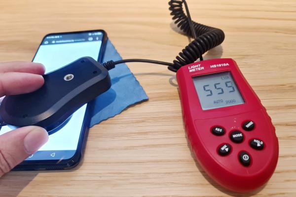 Luminozitate ecran Nubia Red Magic 6s Pro și display văzut la microscop