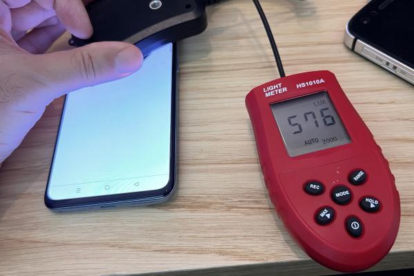 Luminozitate display realme GT Neo2 și ecranul văzut la microscop