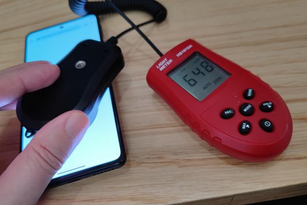 Luminozitate ecran Motorola Edge 30 Pro și display văzut la microscop