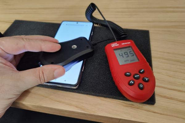 Luminozitate display POCO F4 GT și ecranul văzut la microscop