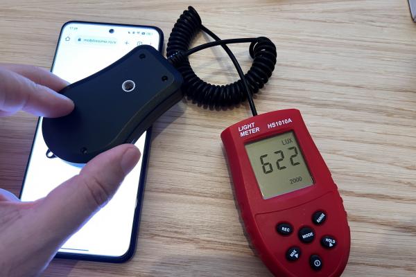 Luminozitate display realme GT Neo 3 și display-ul văzut la microscop
