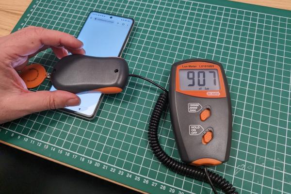 Luminozitate display Redmi Note 12 Pro+ și ecranul văzut la microscop