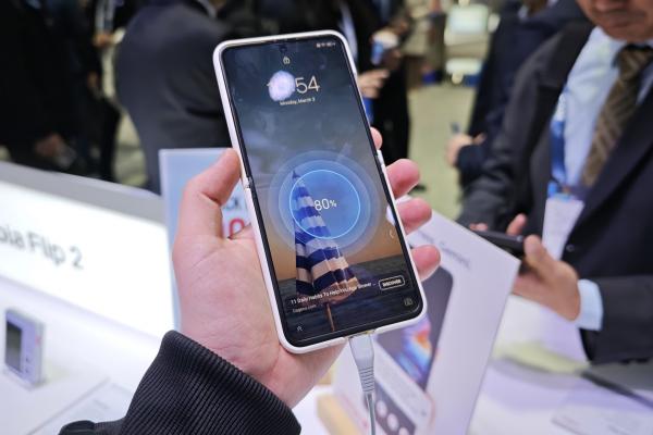 ZTE Nubia Flip 2 - Fotografii hands-on (MWC 2025)