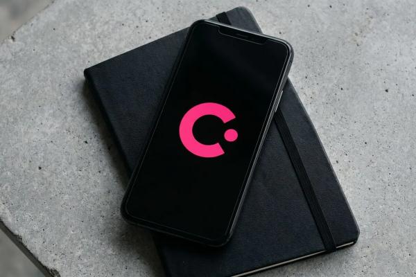 Google testează în secret COSMO, un nou asistent AI pentru Android, lansat accidental în Play Store