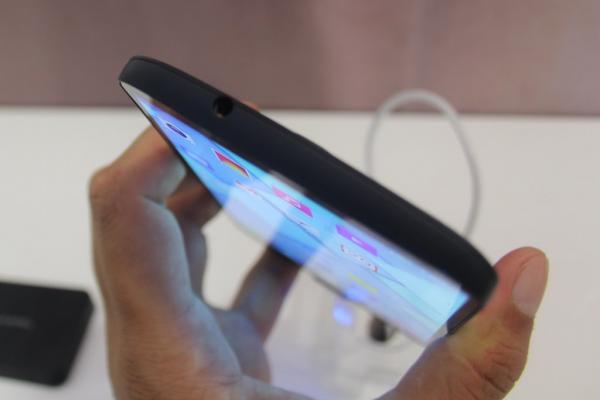 IFA 2013: Alcatel One Touch Hero hands on - phablet de 6 inch cu interfață ce amintește de iOS 7 (Video)