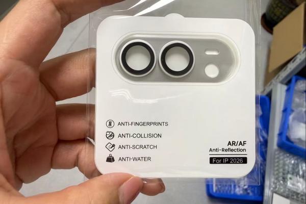 Culorile lui iPhone Ultra apar pe accesorii înaintea lansării: argintiu și un albastru aproape negru
