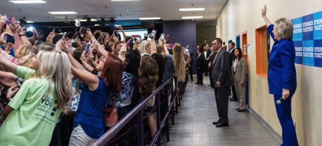 Fotografia zilei: Hillary Clinton tratată cu spatele pentru un mega selfie în grup