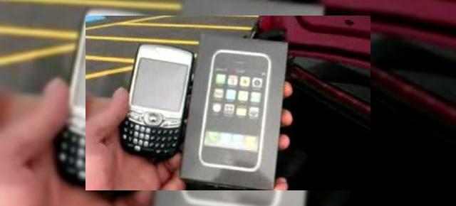 Portbagajul unei masini, scena ad-hoc de prezentare a iPhone