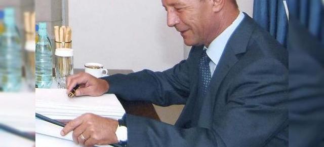 Telefonul lui Basescu - Nokia N95, domnule!