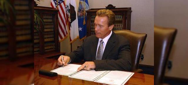 Schwarzenegger interzice mobilele la volan!