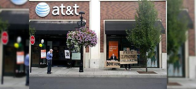 Dovada de curaj: deblocarea unui iPhone in fata magazinului AT&T