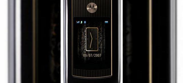 Motorola lanseaza telefonul RAZR2 V8, editia de lux