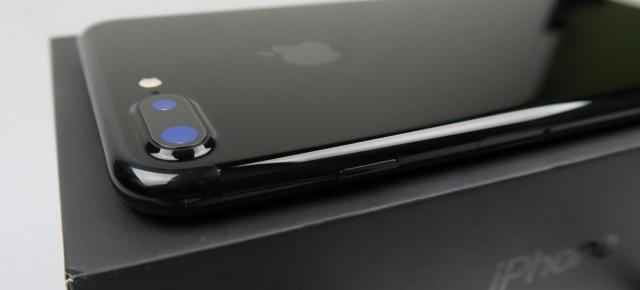 iPhone 7 Plus Unboxing (Jet Black, 128 GB): primul telefon cu cameră duală de la Apple face o impresie bună prin nuanţa sa unică (Video)