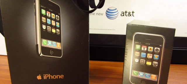 Primul iPhone a ajuns să coste 22.000 de dolari pe eBay, în varianta neatinsă, în țiplă
