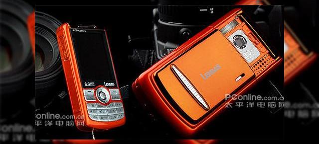Lensas F2218, telefonul cu camera de 8 megapixeli