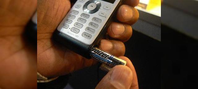 Telefonul Philips Xenium 9@9j ascunde o baterie AAA