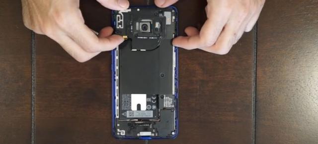 HTC U Ultra este dezasamblat în faţa camerei, are componentele mai uşor de înlocuit decât predecesorii (Video)