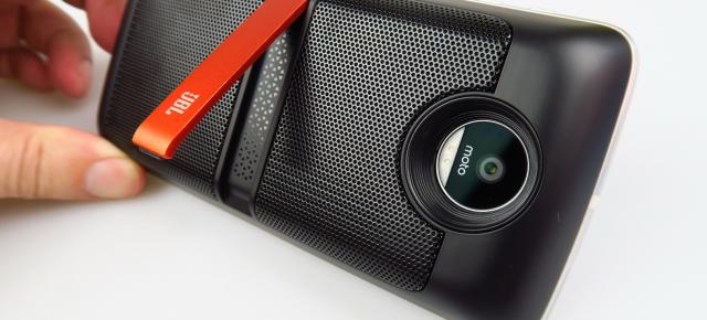 Motorola Moto Z Play: Multimedia bună, dar fără recorduri; Compensează modulul JBL SoundBoost