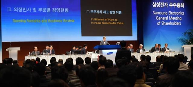 Premieră interesantă: un acţionar Samsung de 11 ani ia cuvântul la o întrunire Samsung Electronics
