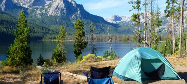 Iată 5 produse ideale pentru camping! Corturi, lanterne solare și alte accesorii pe care le găsiți în oferta GearBest.com!