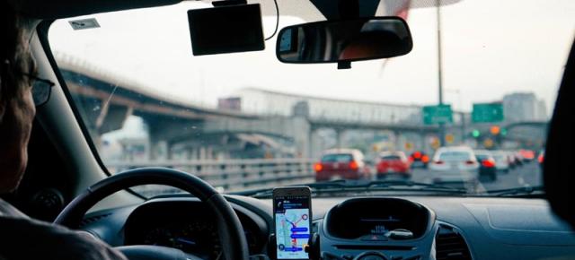 Utilizatorii Waze își pot înregistra de acum vocea pentru a fi folosită în navigarea turn-by-turn audio (Descărcați de aici)