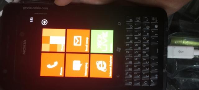 Nokia RX-100 este un prototip de terminal Windows Phone 8 ce sosea cu display tactil și tastatură fizică qwerty