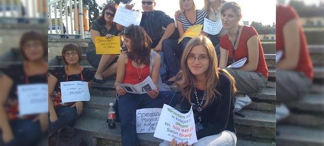 Orange sustine ca actorii polonezi platiti sa stea la coada pentru iPhone 3G erau clienti reali