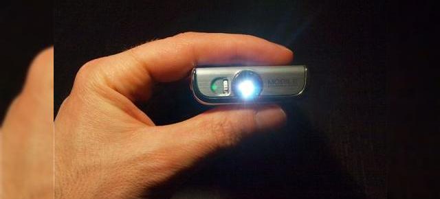 Telefonul proiector Samsung W7900 Show ni se dezvaluie