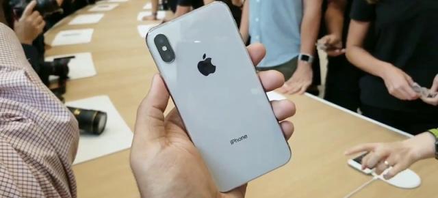 Samsung va câștiga mai mulți bani de pe urma vânzărilor de iPhone X decât de pe comercializarea lui Galaxy S8