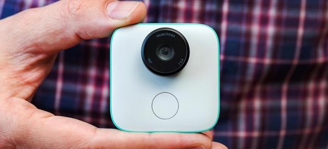Google Clips este o cameră foto ultra-compactă echipată cu un AI ce realizează fotografii automat la momentul oportun