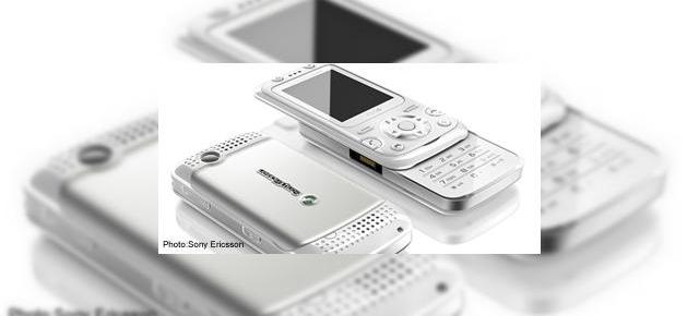 Sony Ericsson F305, adevaratul PSP Phone