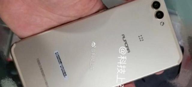 Huawei P11 apare în fotografii bandon deja, sub formă de prototip; Vine cu cameră duală ieşită în relief şi corp metalic